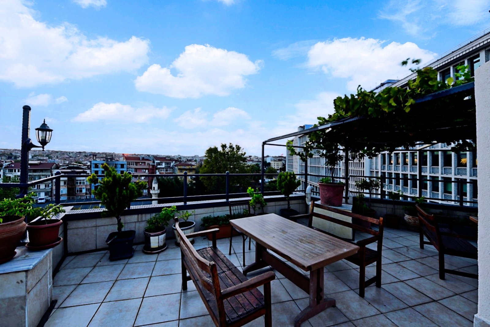 Hotel&Ouml;nc&uuml; ortak kullanım terası